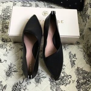 *New in Box* Taryn Rose Felicity Butter Rich Black sporty-chic Flat 8m!